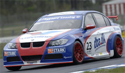 BMW M3 GT-racingbil på banan (AI text)