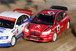 Två Citroën C3 Rally-bilar på en grusväg. (AI text)