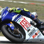 en motorcykelpilott på en bana (AI text)