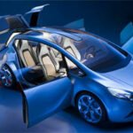 En blå bil med öppna dörrar (AI text)