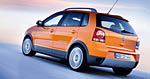 En Volkswagen Polo kör nedför en väg. (AI text)