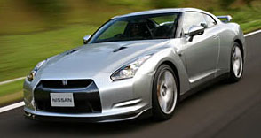En silverfärgad Nissan GTR kör längs en väg. (AI text)