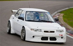 En vit bil kör på en bana. (AI text)