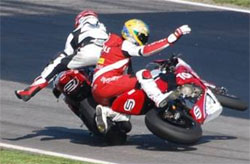 Två motorsportförare på en racerbana. (AI text)