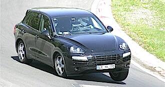 En Porsche Cayenne spåras medan den kör nerför en backe. (AI text)