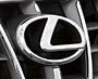 Lexus-logotypen finns på ratten av bilen. (AI text)