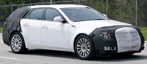 Den nya Cadillac CTS parkerad vid vägkanten. (AI text)