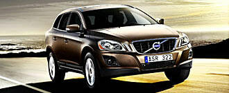Volvo XC90-terrängföretag kör på vägen. (AI text)