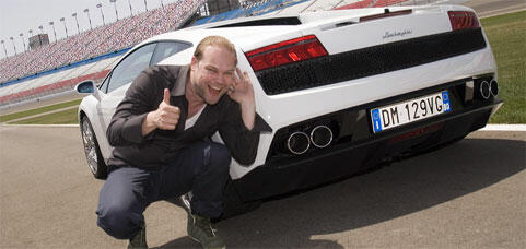 En man poserar bredvid en vit Lamborghini. (AI text)