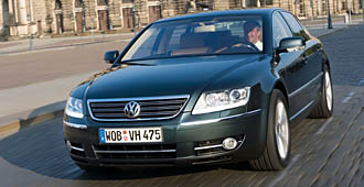 En Volkswagen Passat kör genom en stadsgata. (AI text)