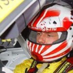 en racerbilförare i en racerbil (AI text)