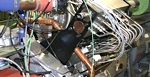 En bilmotor byggs i en fabrik. (AI text)