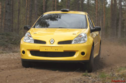 En gul Renault Clio kör på en grusväg. (AI text)