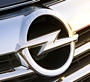 Opel-logotypen syns på ratten till en bil. (AI text)