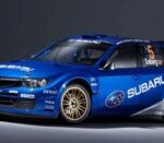 En blå Subaru WRC-bil i en mörk rum. (AI text)