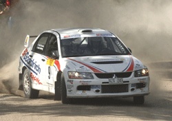 en rallybil körande längs en grusväg (AI text)