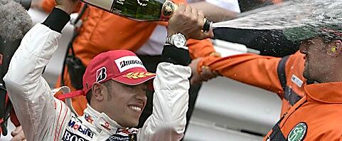 Formel 1-föraren firar segern efter att ha vunnit Grand Prix-tävlingen. (AI text)