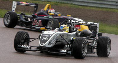 En racerbil kör nerför en bana. (AI text)