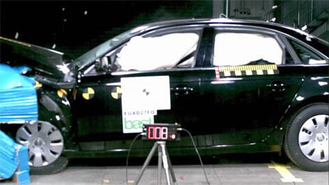 En bil testas i en kraschtest. (AI text)