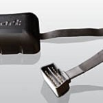 En svart och vit bild av en bil med en svart rem. (AI text)