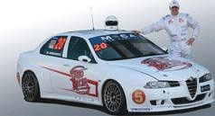 En man står bredvid en racebil. (AI text)