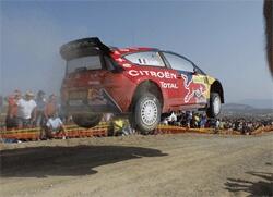 En rallybil hoppas över en skara åskådare. (AI text)