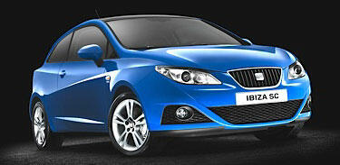 En blå bil på en mörk bakgrund. (AI text)