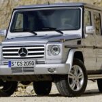 Mercedes G-klass parkerad på en grusväg (AI text)
