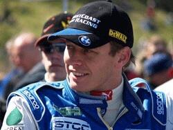 en racer i ett blått och vitt racingkläder (AI text)