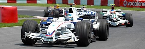 En racebil tävlar snabbt längs banan. (AI text)