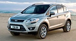 En silverfärgad Ford Kuga parkerad vid en strand. (AI text)