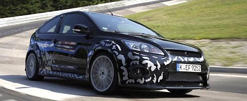 Ford Focus RS ST kör på en racerbana. (AI text)