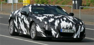 En ny Toyota-sportsbil ses köra längs en väg. (AI text)