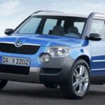 En blå SUV parkerad vid vägens kant. (AI text)