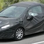 En Mazda upptäcktes på vägen. (AI text)