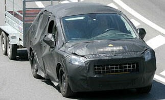 En bil kör nedför en väg. (AI text)