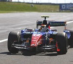 En racebil kör nerför en bana. (AI text)