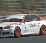 BMW M3-tävlingsbil på racerbanan (AI text)