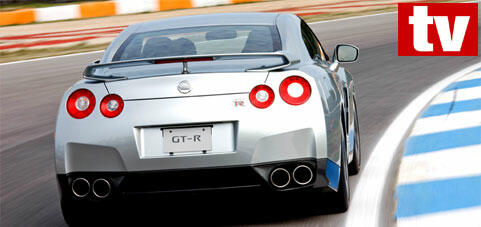 En Nissan GT-R kör på en racerbana. (AI text)