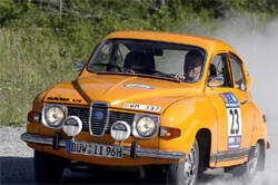 En rallybil kör längs en stenkärrväg. (AI text)