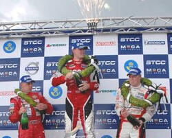 En grupp personer på ett podie med mousserande vin (AI text)