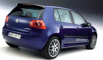 en blå Volkswagen Golf GTI (AI text)