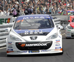 En racebil kör längs banan. (AI text)