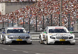 Mercedes-Benz E-Klass-bil i DFB GT-mästerskapet (AI text)