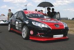 En rallybil står parkerad på en racerbana. (AI text)