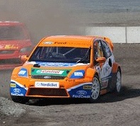 två rallybilar i aktion (AI text)