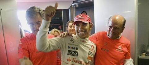Formel 1-föraren och hans team fester efter att ha vunnit världsmästerskapet. (AI text)