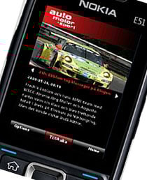 En Nokia G1-mobiltelefon med ett "A" på den. (AI text)