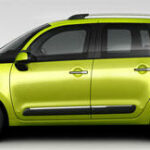 En grön bil i en studioscenarie. (AI text)