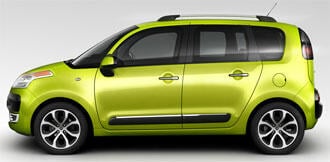 En grön bil i en studioscenarie. (AI text)